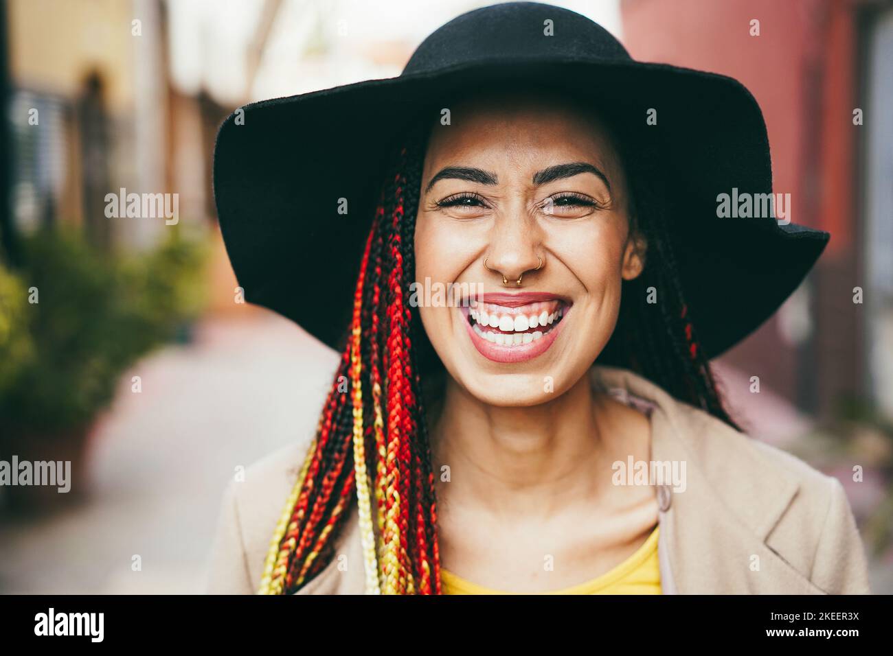 Ragazza di razza mista sorridente sulla fotocamera durante l'inverno - Focus sul viso Foto Stock