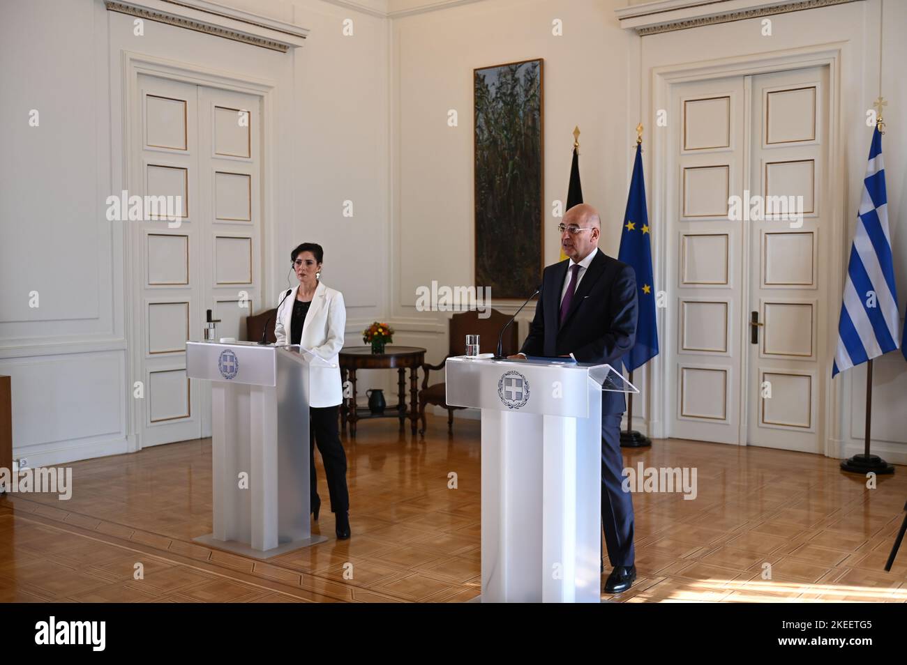 Atene, Grecia. 11th Nov 2022. Ministro degli Affari Esteri del Belgio, Hadja Lahbib (a sinistra), durante le dichiarazioni con il Ministro degli Affari Esteri della Grecia, Nikos Dendias (a destra). (Foto di Dimitrios Karvountzis/Pacific Press) Credit: Pacific Press Media Production Corp./Alamy Live News Foto Stock