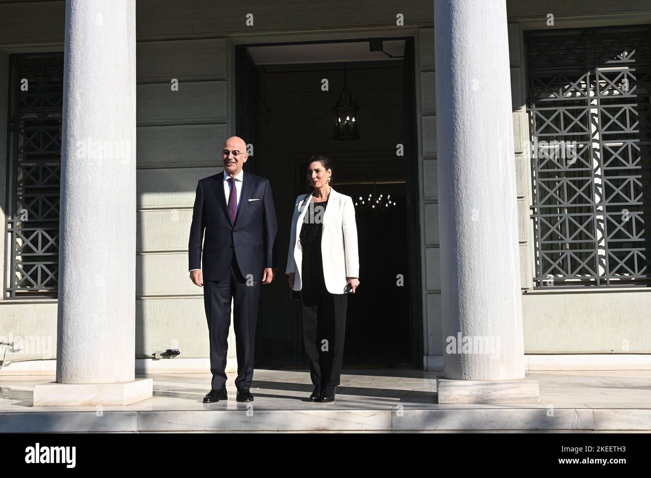 Atene, Grecia. 11th Nov 2022. Ministro degli Affari Esteri del Belgio, Hadja Lahbib (a destra) con il Ministro degli Affari Esteri della Grecia, Nikos Dendias (a sinistra). (Foto di Dimitrios Karvountzis/Pacific Press) Credit: Pacific Press Media Production Corp./Alamy Live News Foto Stock