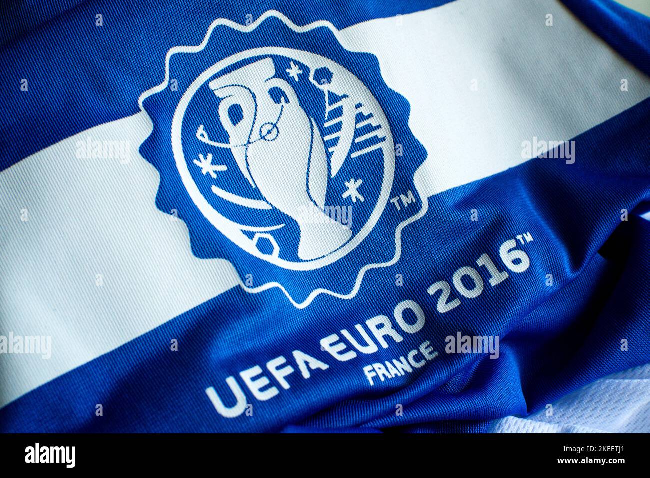 Logo del campionato europeo di calcio 2016 "UEFA euro 2016", noto come "France 2016", stampato su una maglia della nazionale italiana di calcio. T Foto Stock