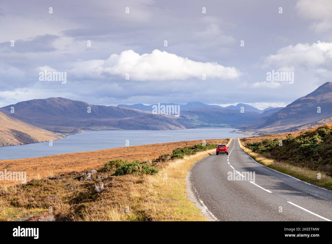 Strada lungo Little Loch Broroom nelle Highlands della Scozia Foto Stock