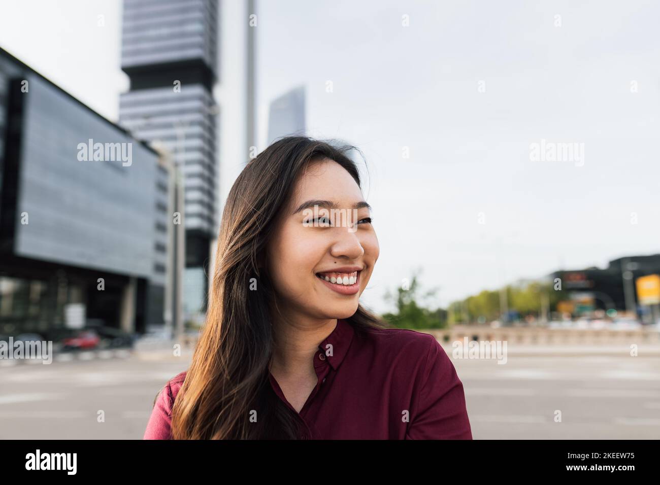 Felice donna d'affari asiatica fuori ufficio aziendale Foto Stock