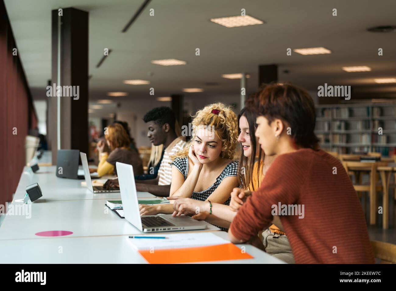 Giovani multirazziali che studiano in biblioteca - concetto di educazione scolastica Foto Stock