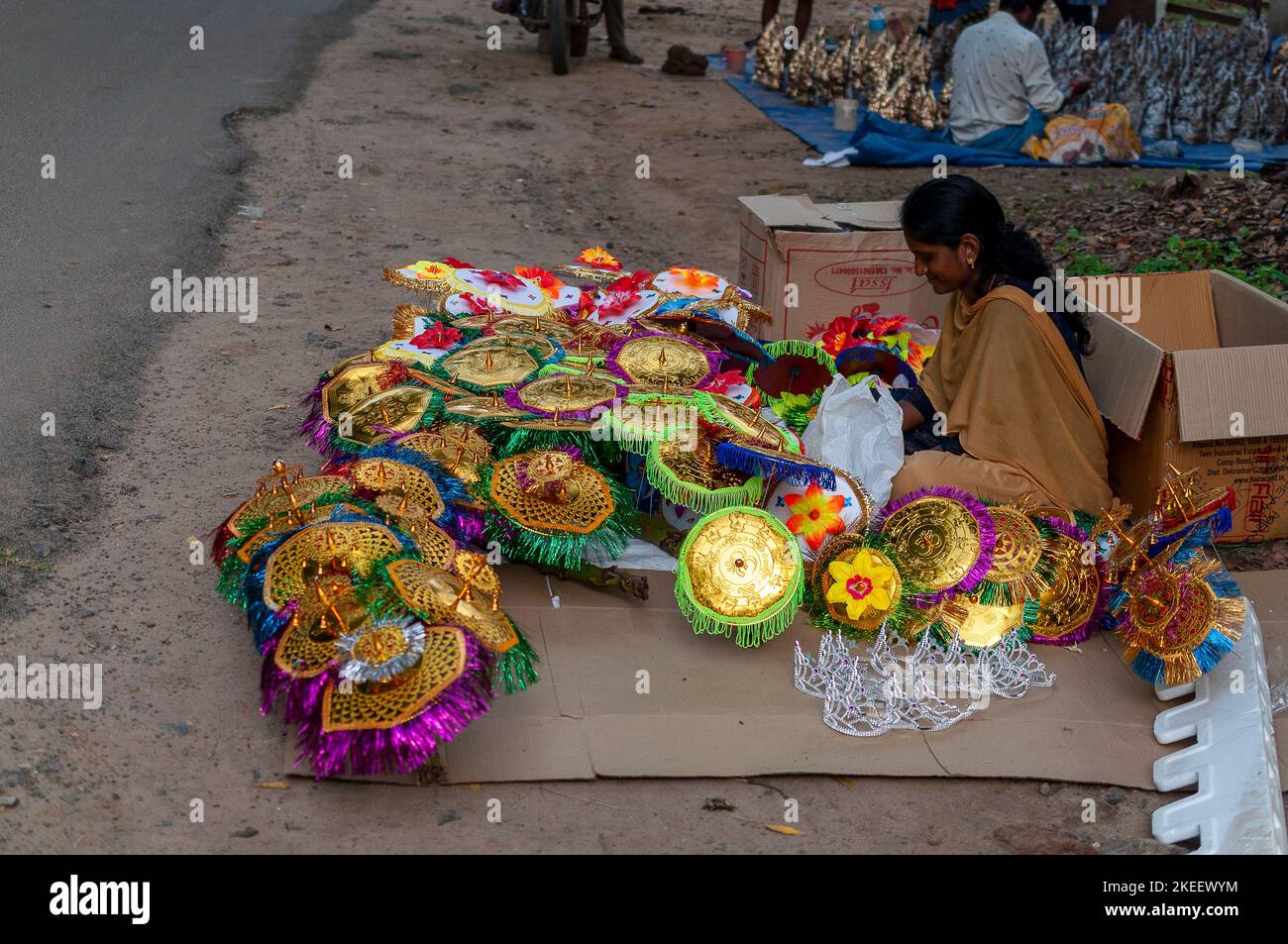 negozio che vende articoli di decorazione del festival vinayagar chathurthi sul lato della strada Foto Stock