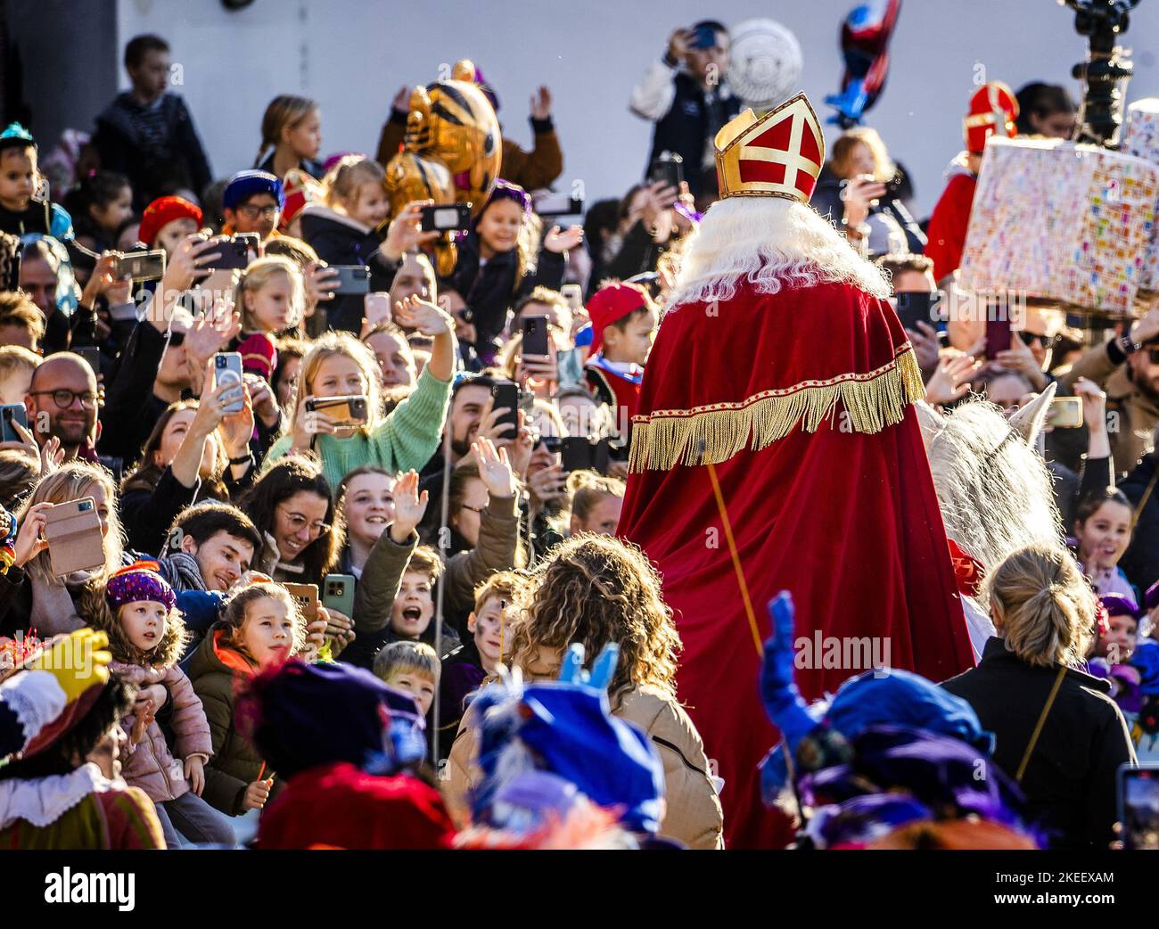 2022-11-12 12:46:57:19 HELLEVOETSLUIS - Sinterklaas arriva nel porto di Hellevoetsluis durante l'arrivo nazionale di Sinterklaas. ANP REMKO DE WAAL olanda fuori - belgio fuori Foto Stock
