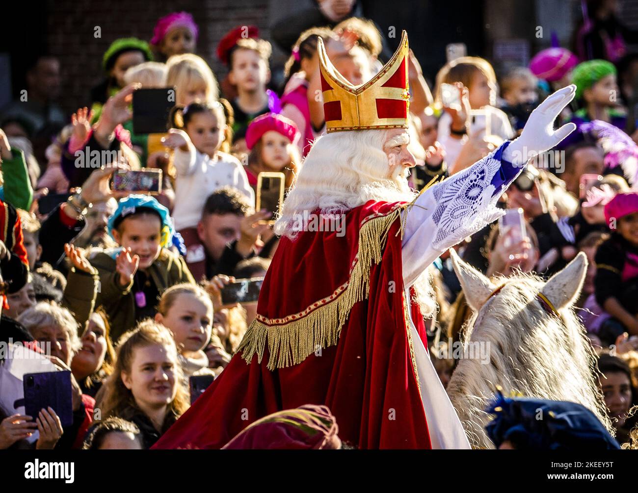 2022-11-12 12:46:52:19 HELLEVOETSLUIS - Sinterklaas arriva nel porto di Hellevoetsluis durante l'arrivo nazionale di Sinterklaas. ANP REMKO DE WAAL olanda fuori - belgio fuori Foto Stock