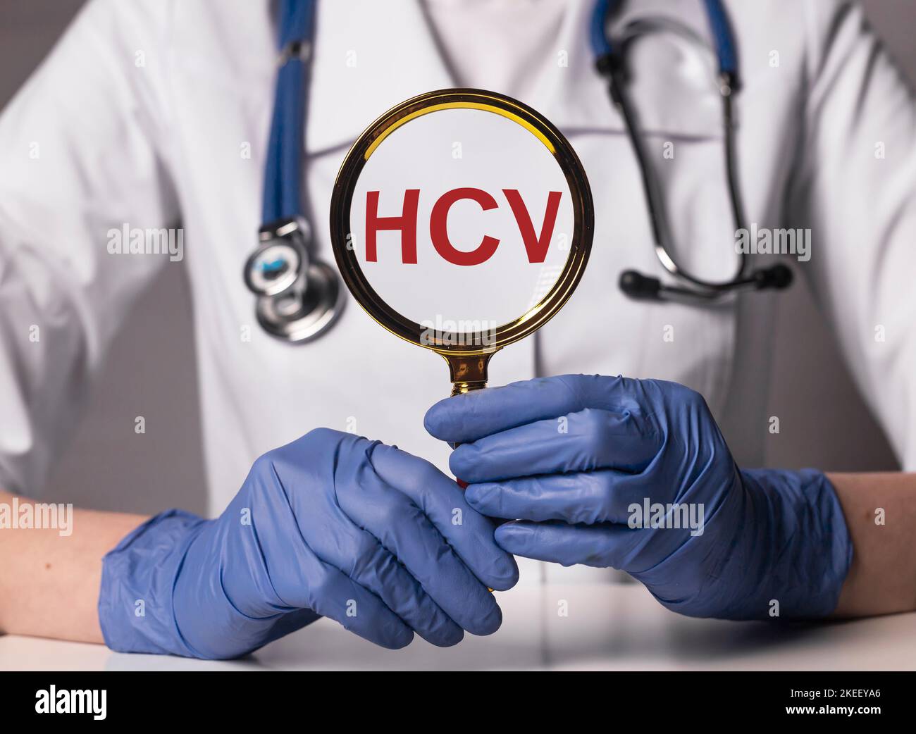 HCV acronimo di Medical test. Parola attraverso il vetro. Foto Stock