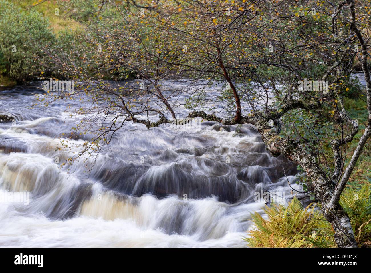 Cascata sul fiume Dundonnell nelle Highlands della Scozia Foto Stock
