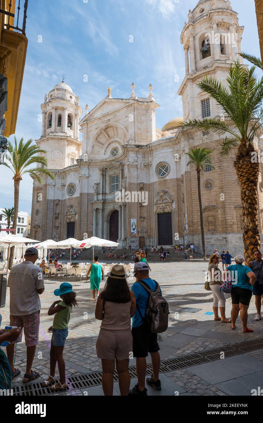 Turisti a piedi sulla Plaza de la Catedral di fronte alla Catedral de Cadice. Cadice, provincia dell'Andalusia, Spagna. Foto Stock