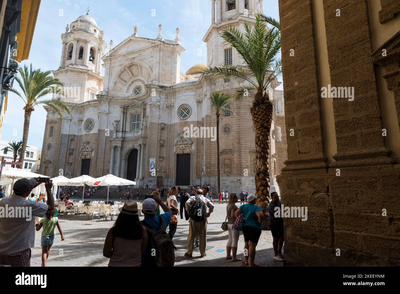 Turisti a piedi sulla Plaza de la Catedral di fronte alla Catedral de Cadice. Cadice, provincia dell'Andalusia, Spagna. Foto Stock