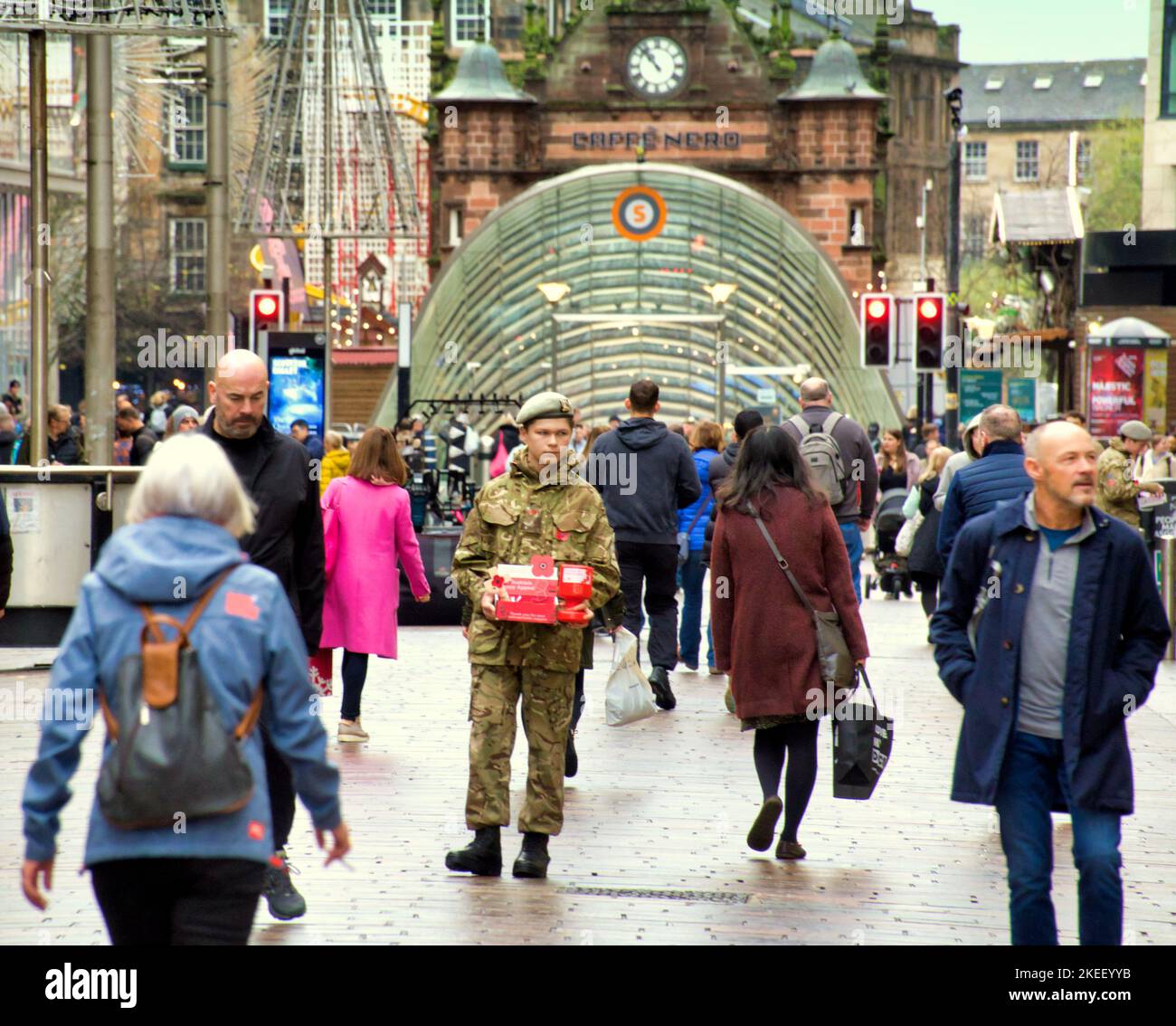 Glasgow, Scozia, Regno Unito 12th novembre 2022. Venditori di papavero sul miglio di stile della Scozia, Buchanan Street ha visto i cadetti fuori in vigore. Credit Gerard Ferry/Alamy Live News Foto Stock