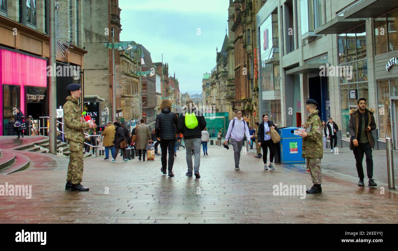 Glasgow, Scozia, Regno Unito 12th novembre 2022. Venditori di papavero sul miglio di stile della Scozia, Buchanan Street ha visto i cadetti fuori in vigore. Credit Gerard Ferry/Alamy Live News Foto Stock