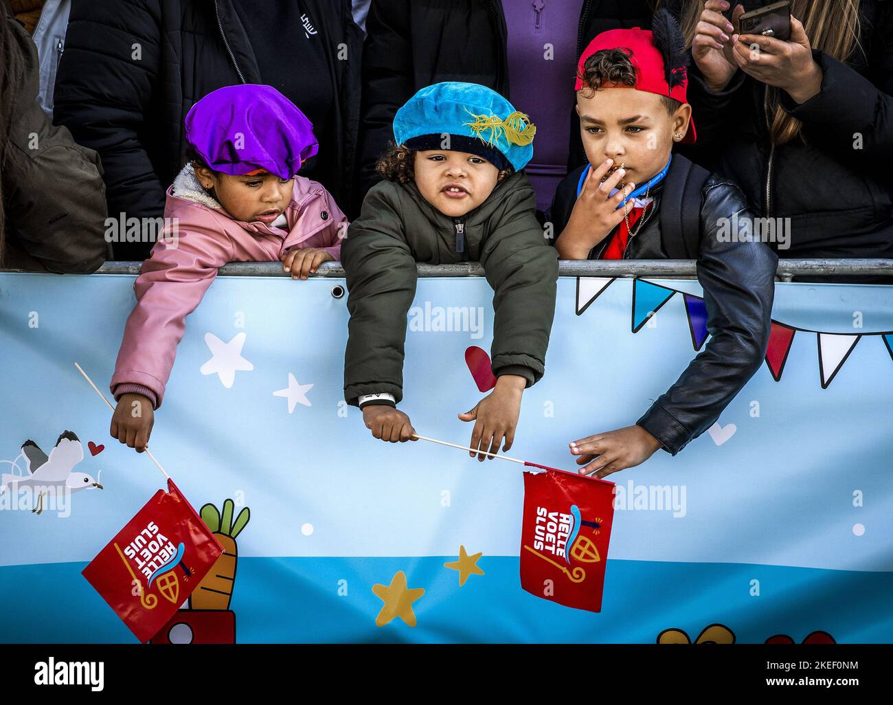 2022-11-12 11:45:03:19 HELLEVOETSLUIS - udienza lungo il lato durante l'arrivo nazionale di Sinterklaas nel porto di Hellevoetsluis. ANP REMKO DE WAAL olanda fuori - belgio fuori Foto Stock