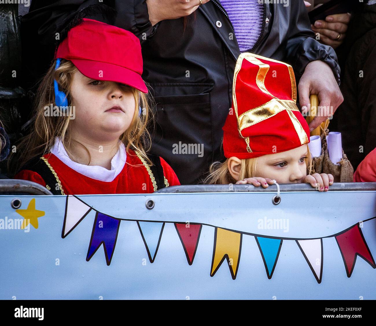 2022-11-12 11:14:28:19 HELLEVOETSLUIS - udienza lungo il lato durante l'arrivo nazionale di Sinterklaas nel porto di Hellevoetsluis. ANP REMKO DE WAAL olanda fuori - belgio fuori Foto Stock