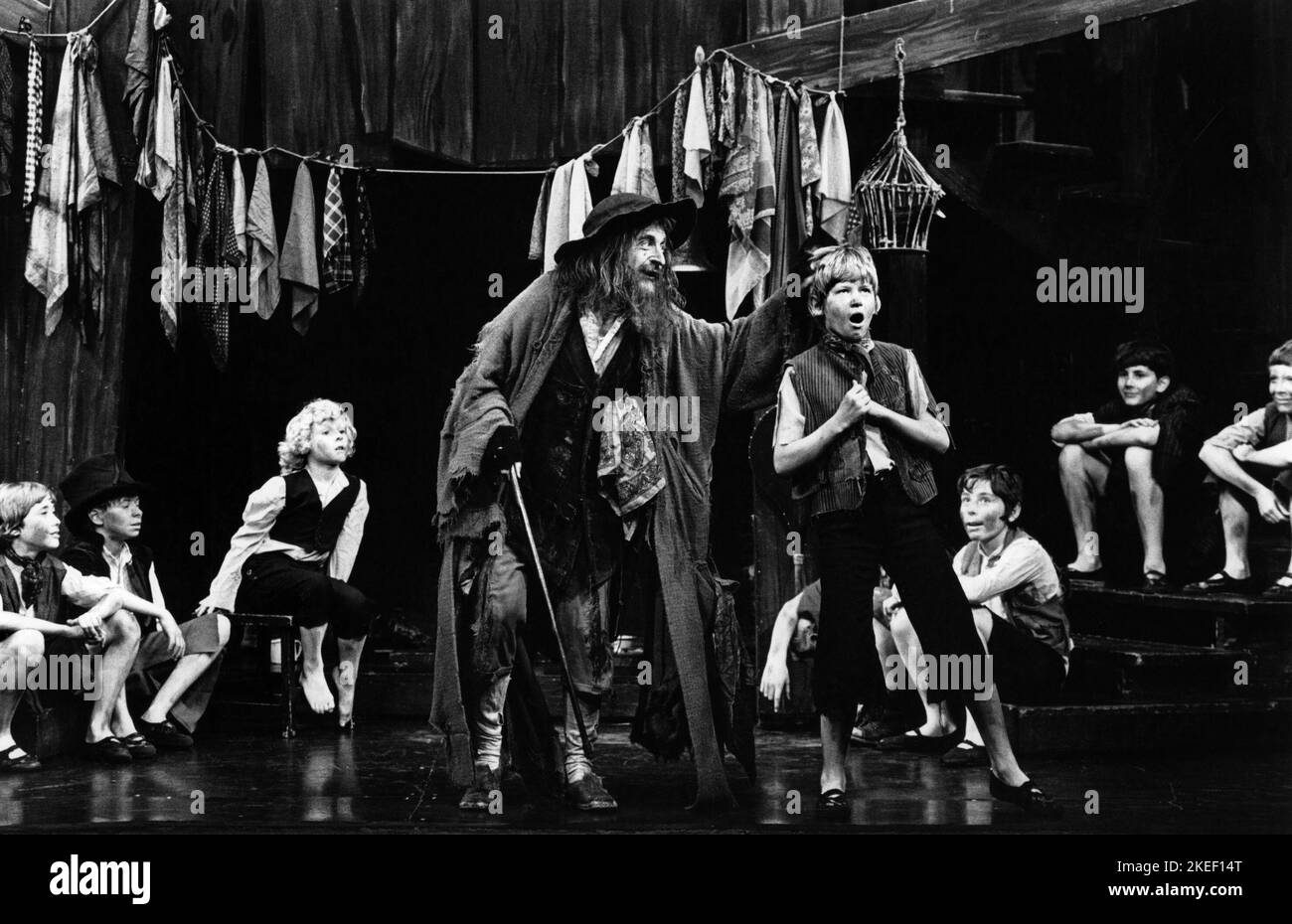 Roy Dotrice (Fagin) a OLIVER! Di Lionel Bart all'Albery Theatre, Londra WC2 1979 design: Sean Kenny registi: Robin Midgely & Larry Oaks Foto Stock