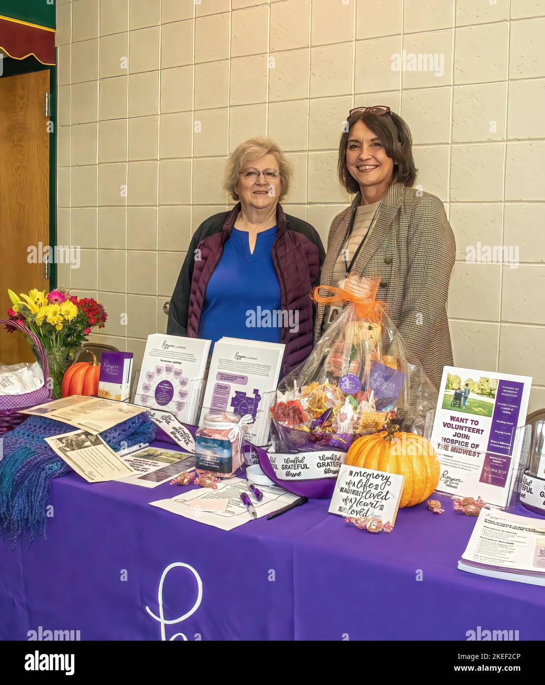 Le donne che presentano informazioni sull'ospizio e sull'invecchiamento al pozzo di Chisago Age presso la Chisago Lakes High School di Lindstrom, Minnesota USA. Foto Stock