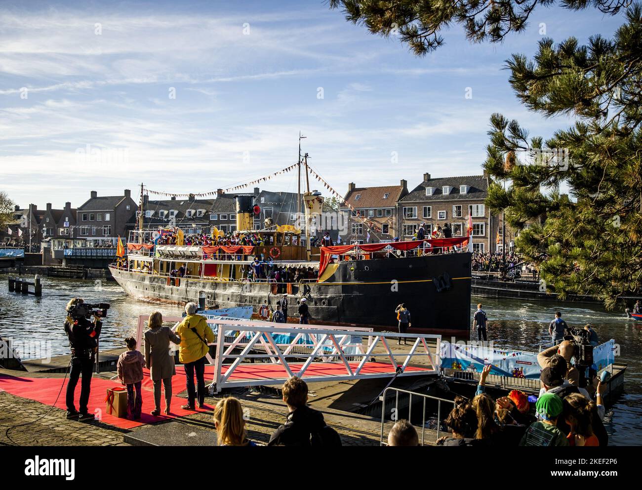2022-11-12 12:47:00:19 HELLEVOETSLUIS - Sinterklaas arriva nel porto di Hellevoetsluis durante l'arrivo nazionale di Sinterklaas. ANP REMKO DE WAAL olanda fuori - belgio fuori Foto Stock