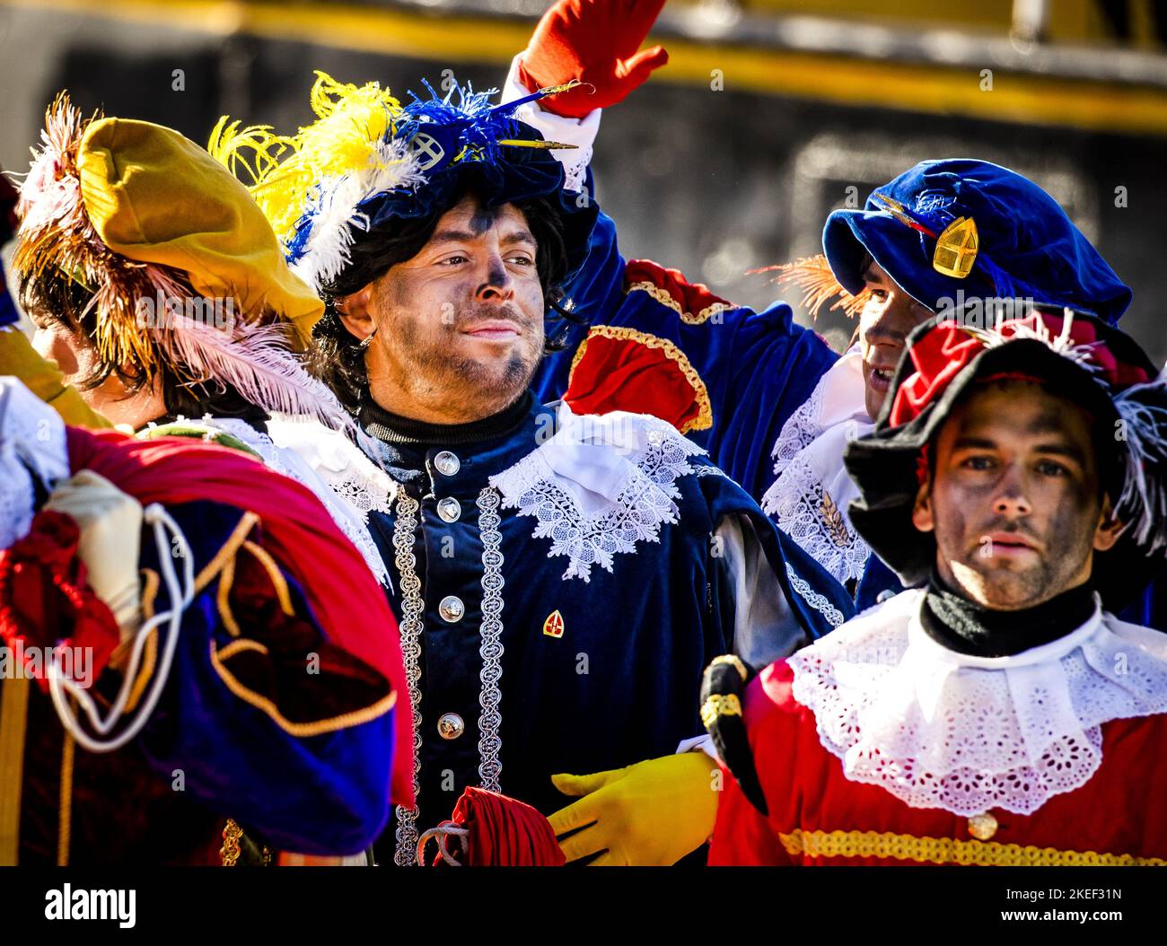 2022-11-12 12:42:39:19 HELLEVOETSLUIS - Pieten all'arrivo di Sinterklaas nel porto di Hellevoetsluis durante l'arrivo nazionale di Sinterklaas. ANP REMKO DE WAAL olanda fuori - belgio fuori Foto Stock