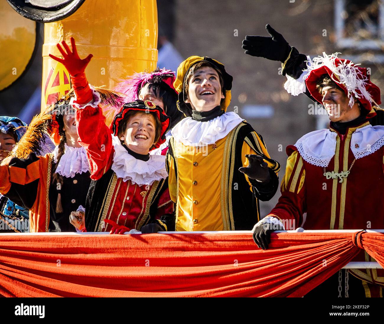 2022-11-12 12:40:34:19 HELLEVOETSLUIS - Pieten all'arrivo di Sinterklaas nel porto di Hellevoetsluis durante l'arrivo nazionale di Sinterklaas. ANP REMKO DE WAAL olanda fuori - belgio fuori Foto Stock