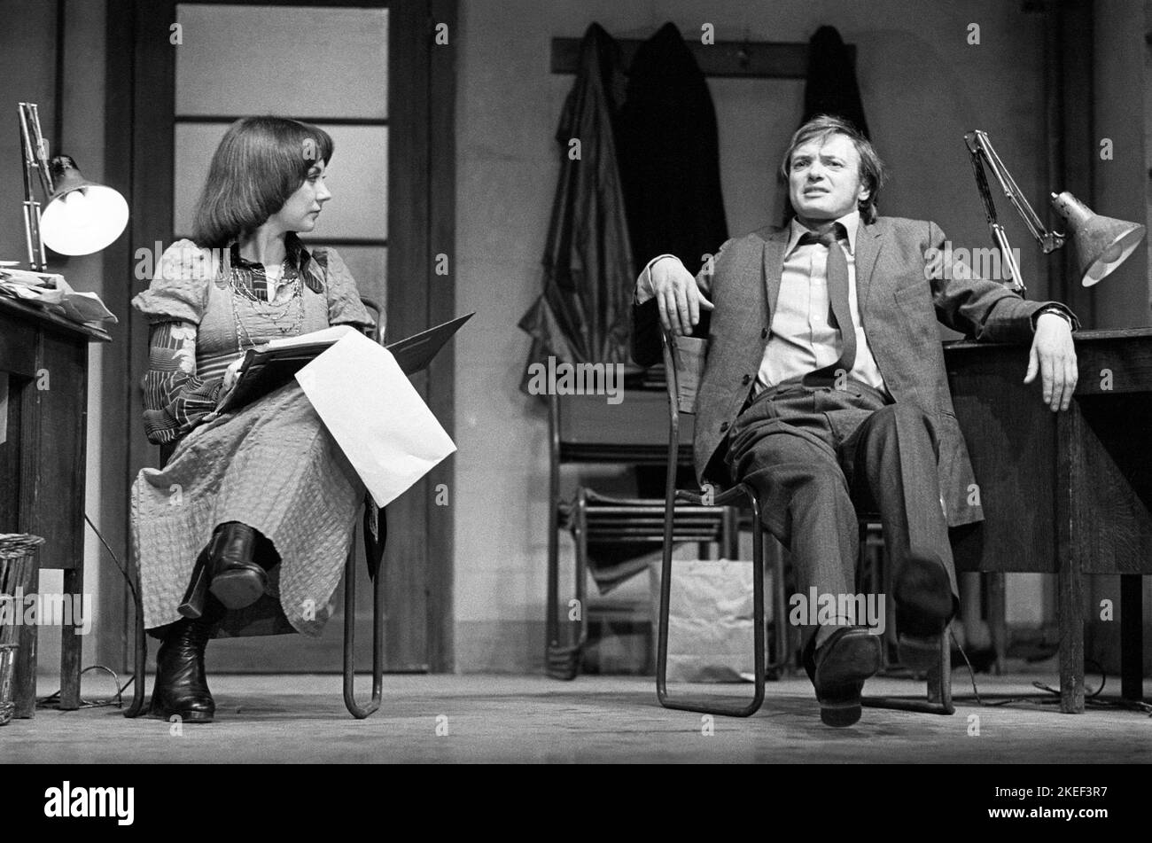 Anita Carey (Miss Heasman), James Bolam (ben Butley) a BUTLEY di Simon Gray all'Arts Theatre di Cambridge, Inghilterra 1973 un Cameron Mackintosh Production UK Tour Foto Stock
