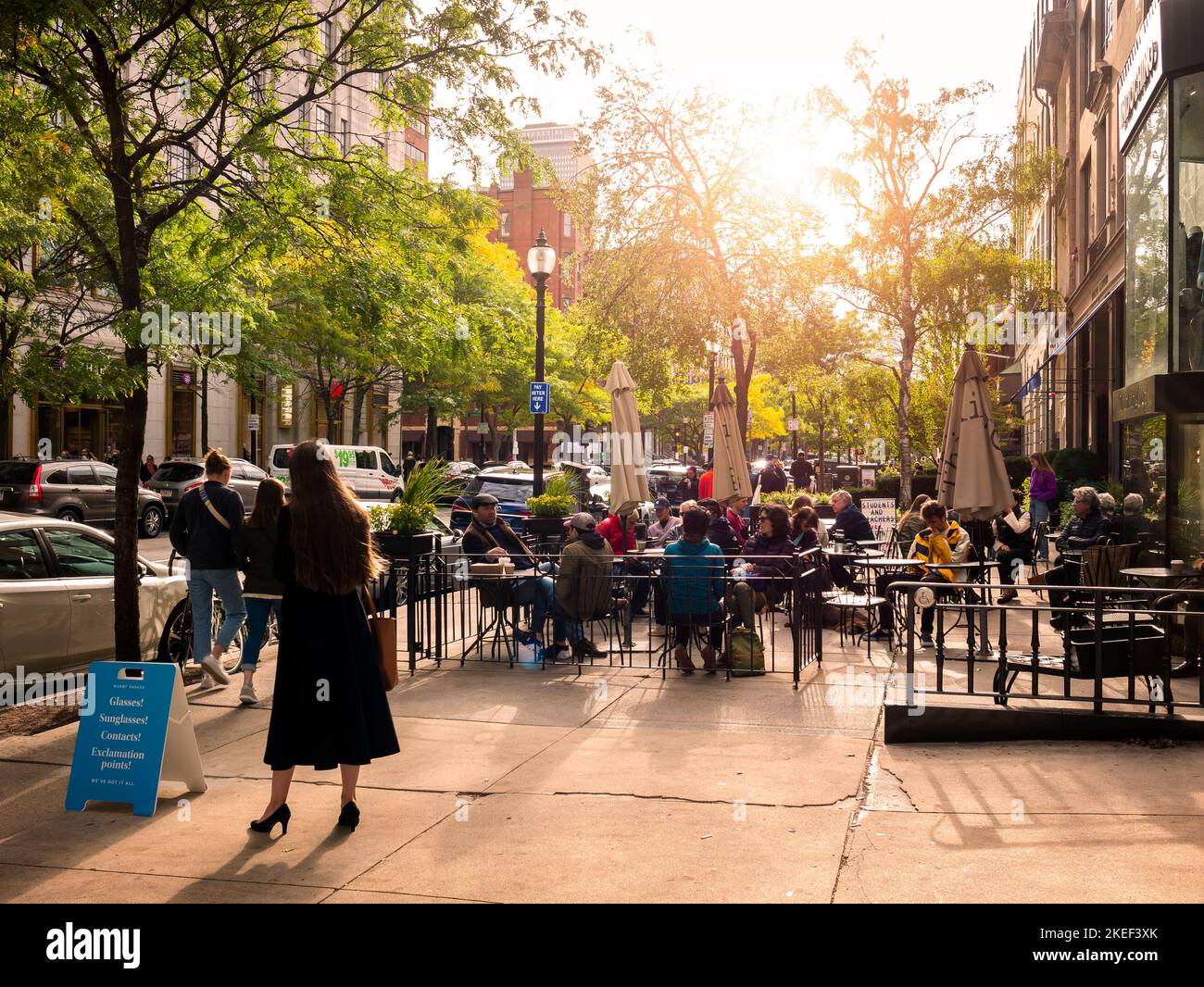 Vista dell'architettura di Boston in Massachusetts, USA a Newbury Street con i suoi negozi costosi e molti locali e turisti che passano. Foto Stock