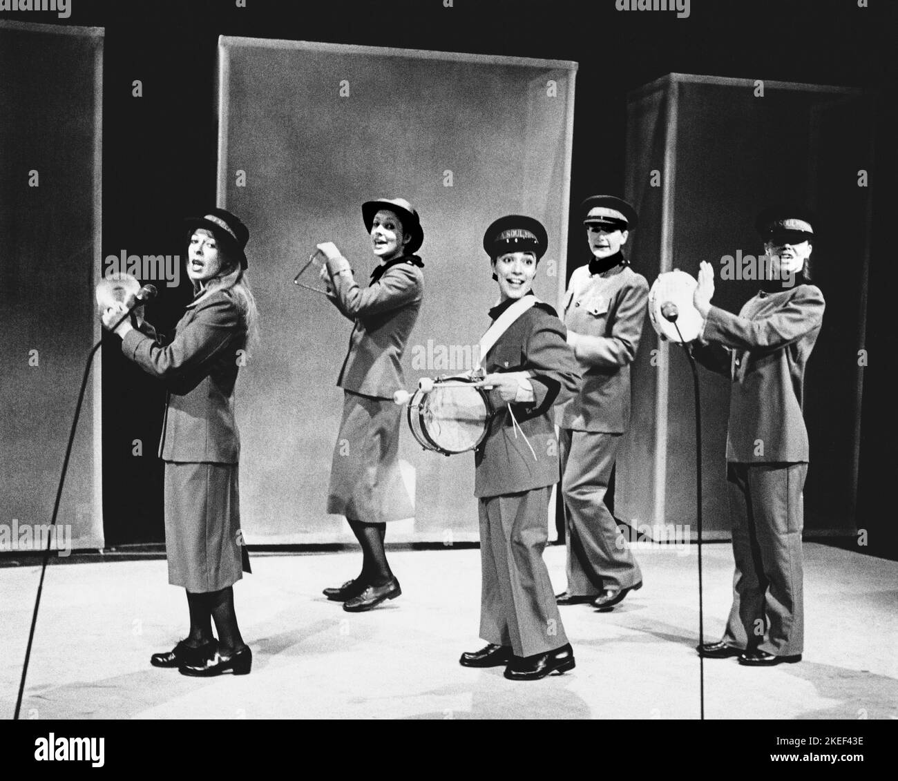 l-r: Linda Dobell, sue Aldred, Nicolette Marvin, Belinda Sinclair, Caroline Noh in AFTER SHAVE all'Apollo Theatre, Londra W1 24/08/1977 scritto da Stephen Wyatt musica: Nick Rowley design: Clive Lavagna illuminazione: Brian Harris coreografo e regista: Christie Dickason Foto Stock