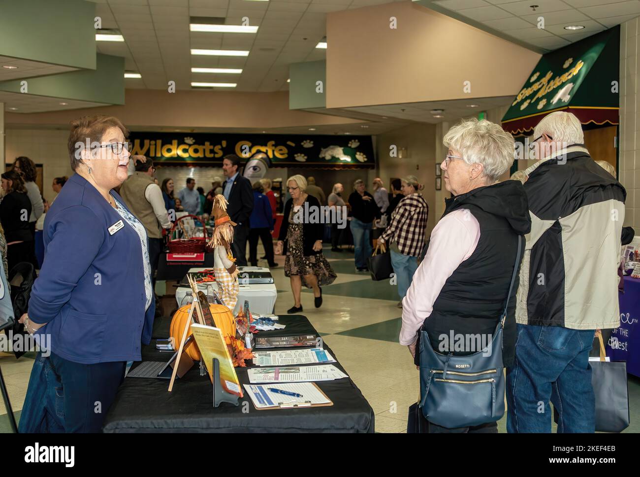 Donna che presenta informazioni sull'invecchiamento al Chisago Age Well Expo presso la Chisago Lakes High School di Lindstrom, Minnesota USA. Foto Stock