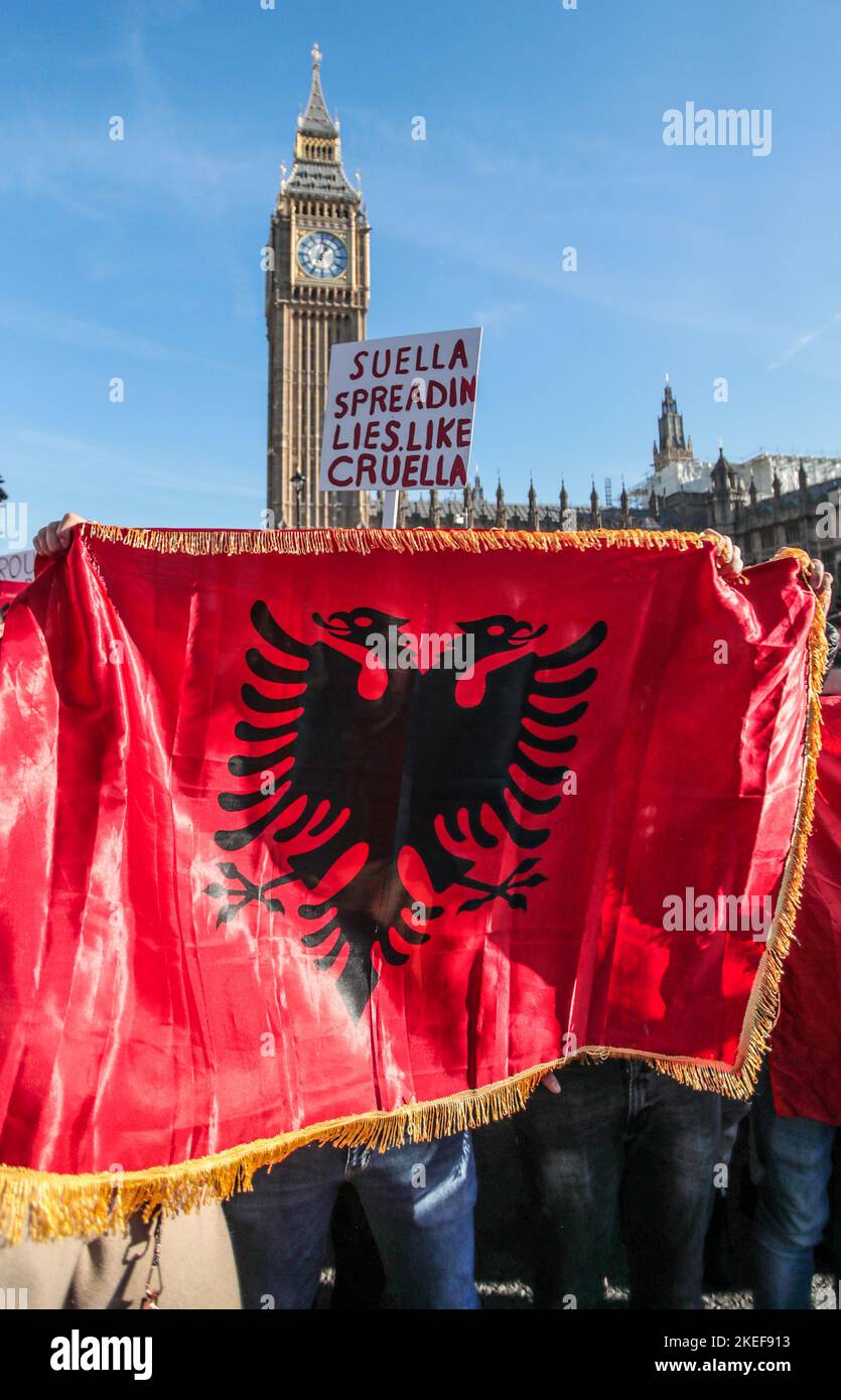 Londra Regno Unito 12 novembre 2022 migliaia di albanesi si sono riuniti a Westminster Bridge con cartelli per condannare Suella Braverman per la richiesta di asilo che ha richiesto l’invasione della costa meridionale Paul Quezada-Neiman/Alamy Live News Foto Stock