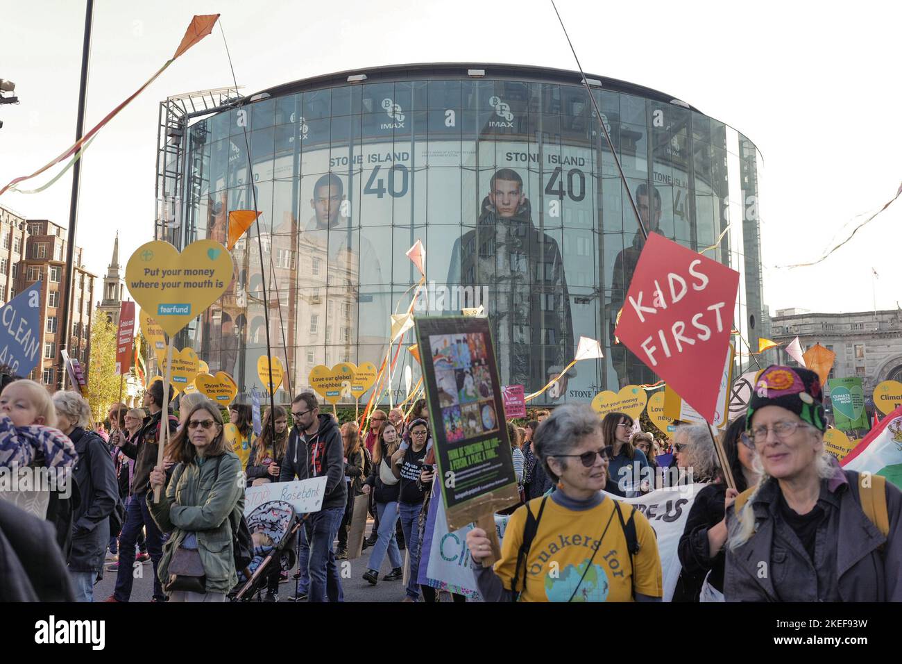 Londra/Regno Unito 12th novembre 2022. I manifestanti del clima Novch attraverso il centro di Londra in solidarietà con la Giornata Mondiale d'azione. Aubrey Fagon/Alamy Live News Foto Stock