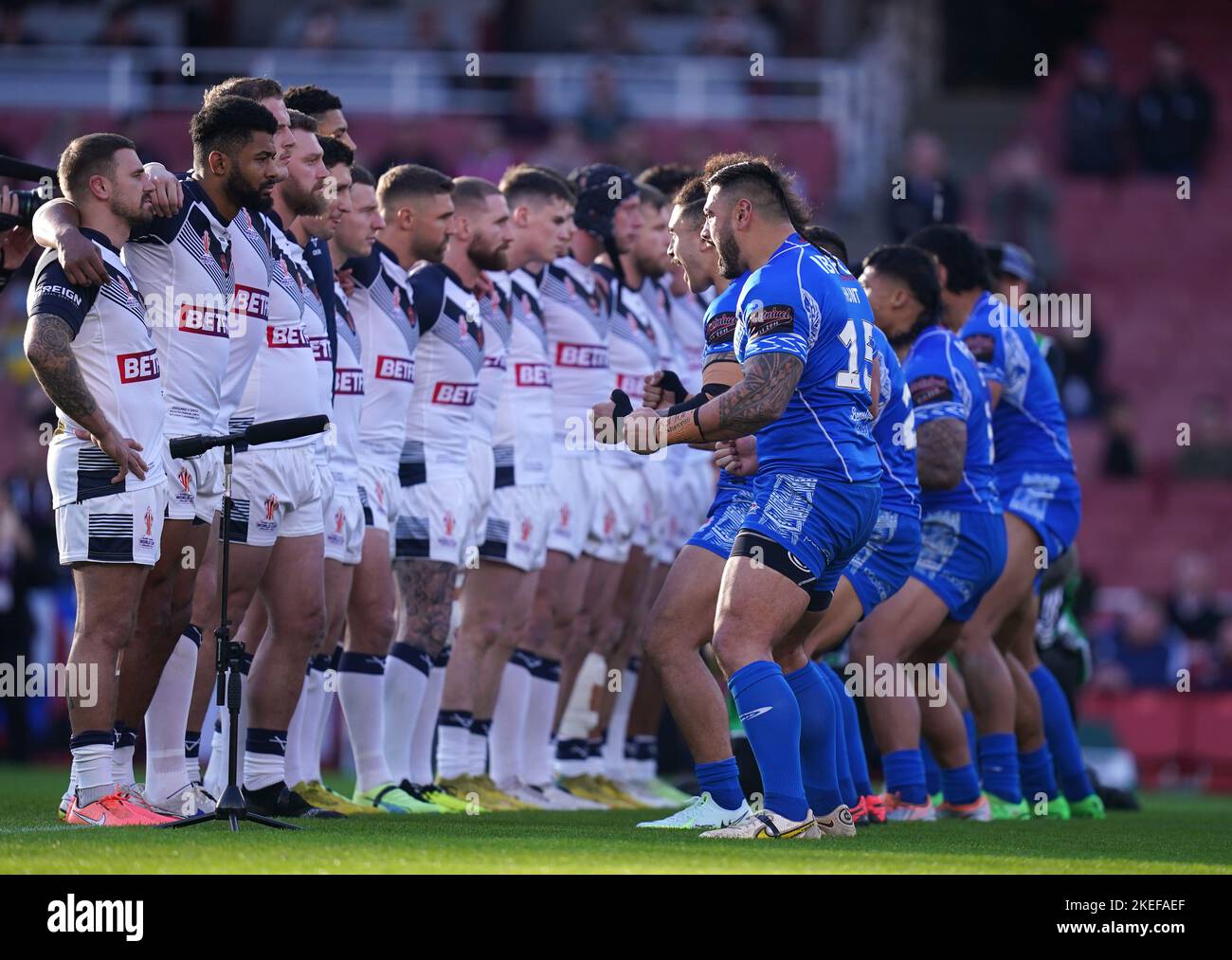 Samoa esegue un Siva Tau prima della partita di semi-finale della Coppa del mondo di Rugby presso l'Emirates Stadium, Londra. Data immagine: Sabato 12 novembre 2022. Foto Stock