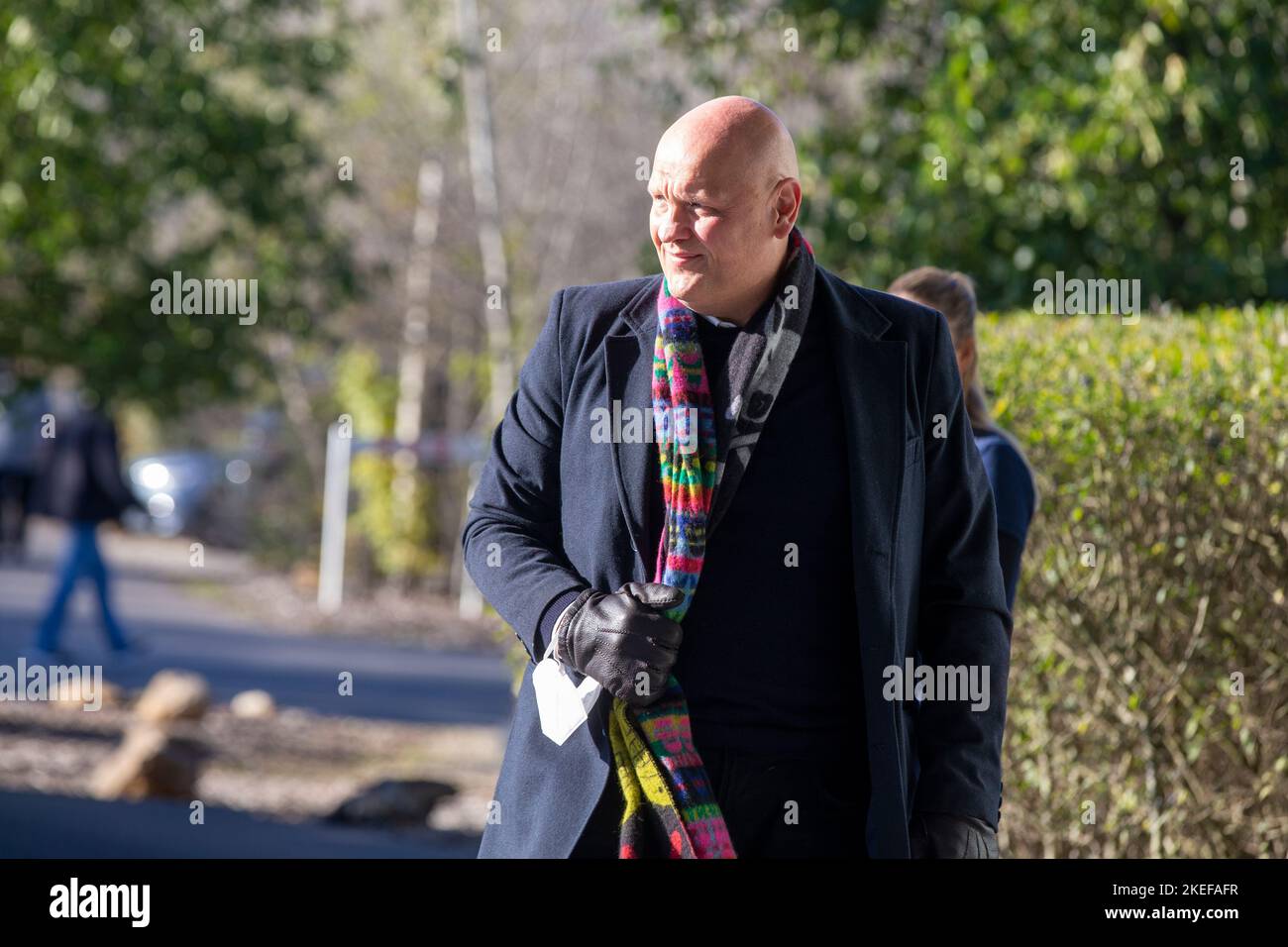 Gli ospiti arrivano per una cerimonia funeraria di Nicole Josy Van Palm a Zemst, sabato 12 novembre 2022. La cantante belga, che formò un duo con Hugo Sigal Verbraeken, morì giovedì 3 novembre all'età di 76 anni dopo essere caduta su una scala. FOTO DI BELGA NICOLAS MAETERLINCK Foto Stock