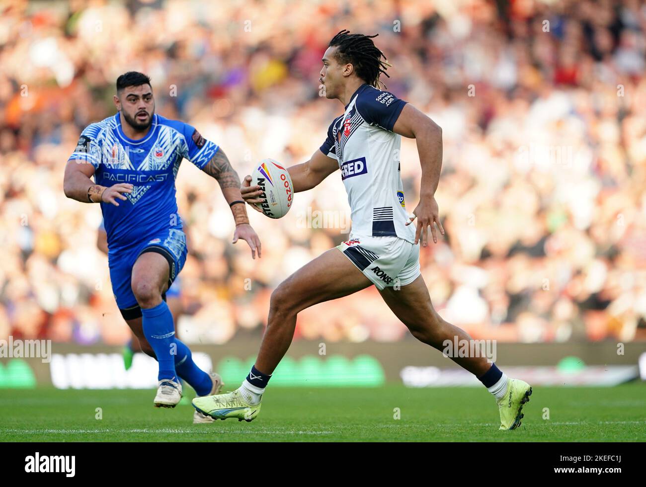 La squadra inglese Dominic Young porta la palla durante la semifinale della Coppa del mondo di Rugby League presso l'Emirates Stadium, Londra. Data immagine: Sabato 12 novembre 2022. Foto Stock