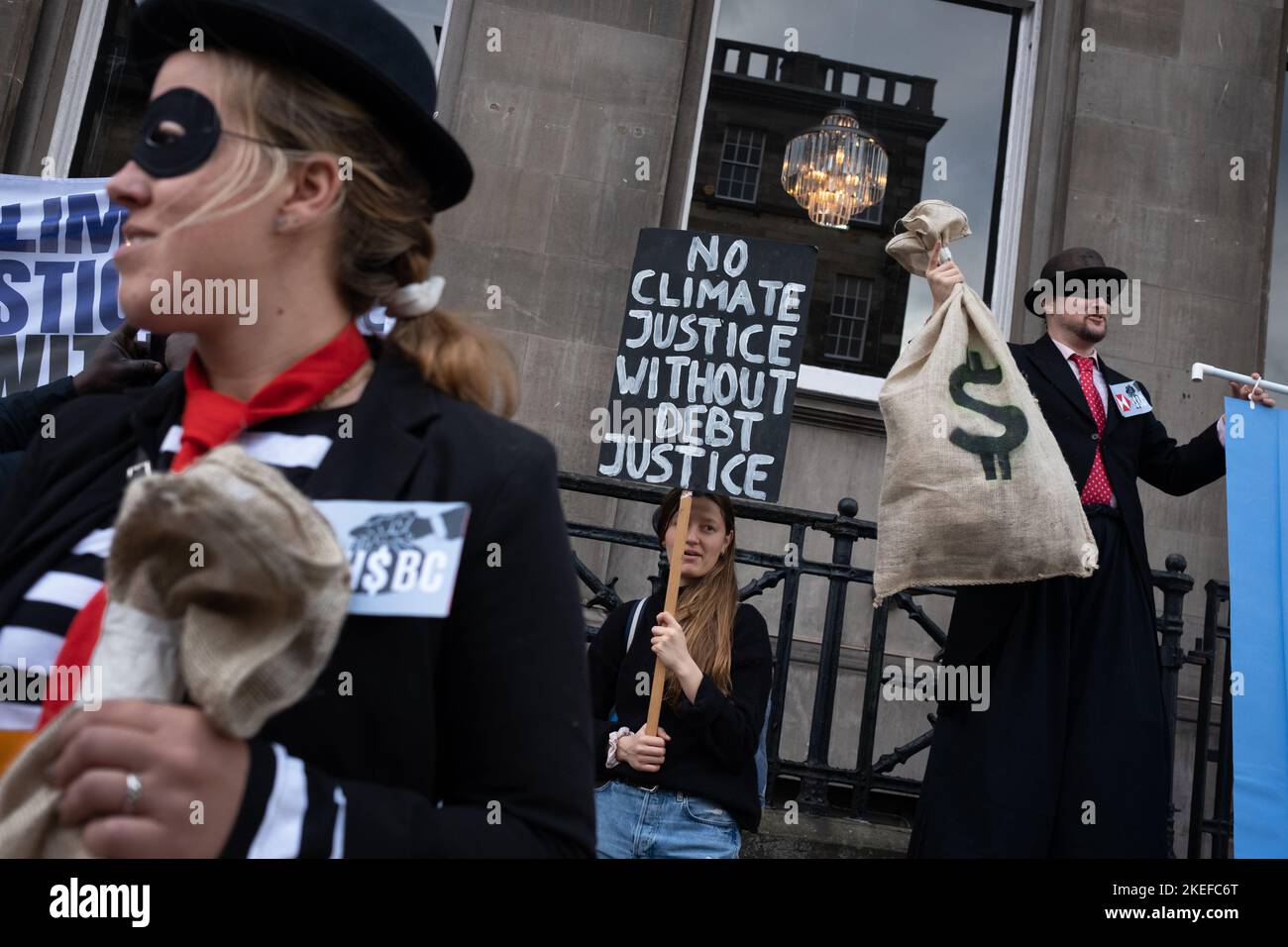 12th novembre 2022, Edimburgo, Regno Unito. Giornata mondiale di azione per la giustizia climatica marcia attraverso la città, a sostegno dei gruppi della società civile vietati di protestare alla conferenza sul clima del COP27 in Egitto, a Edimburgo, Scozia, 12 novembre 2022. Photo credit: Jeremy Sutton-Hibbert/ Alamy Live News. Foto Stock