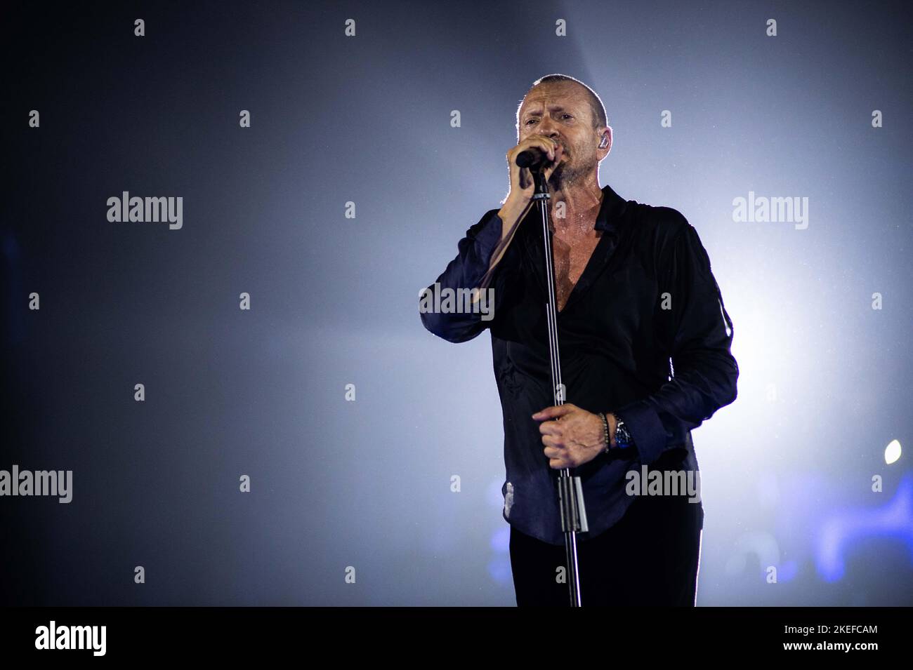 Biagio Antonacci durante Biagio Antonacci - Palco Centrale Tour, Concerto di Musica del cantante italiano a Eboli (SA), Italia, novembre 11 2022 Foto Stock