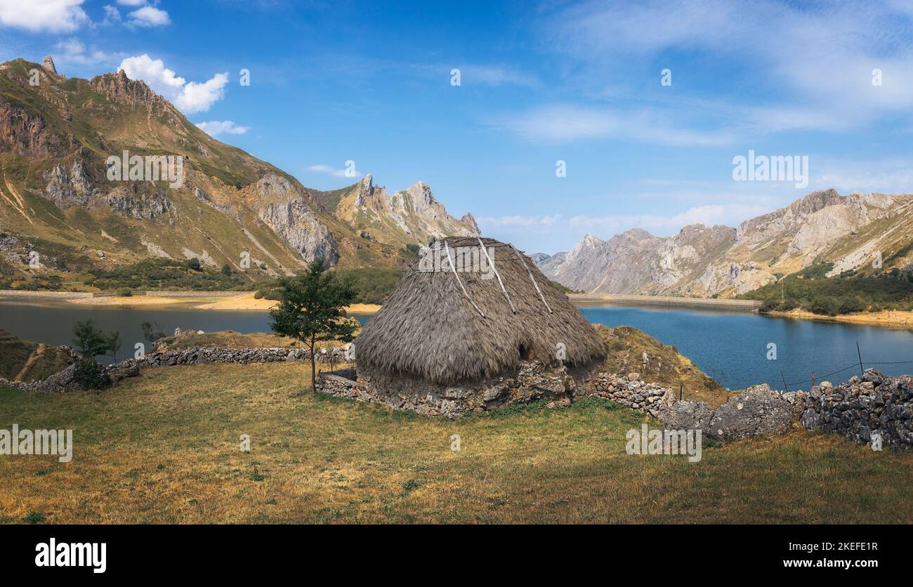 Teito, antica capanna in Valle del Lago, Asturie Foto Stock