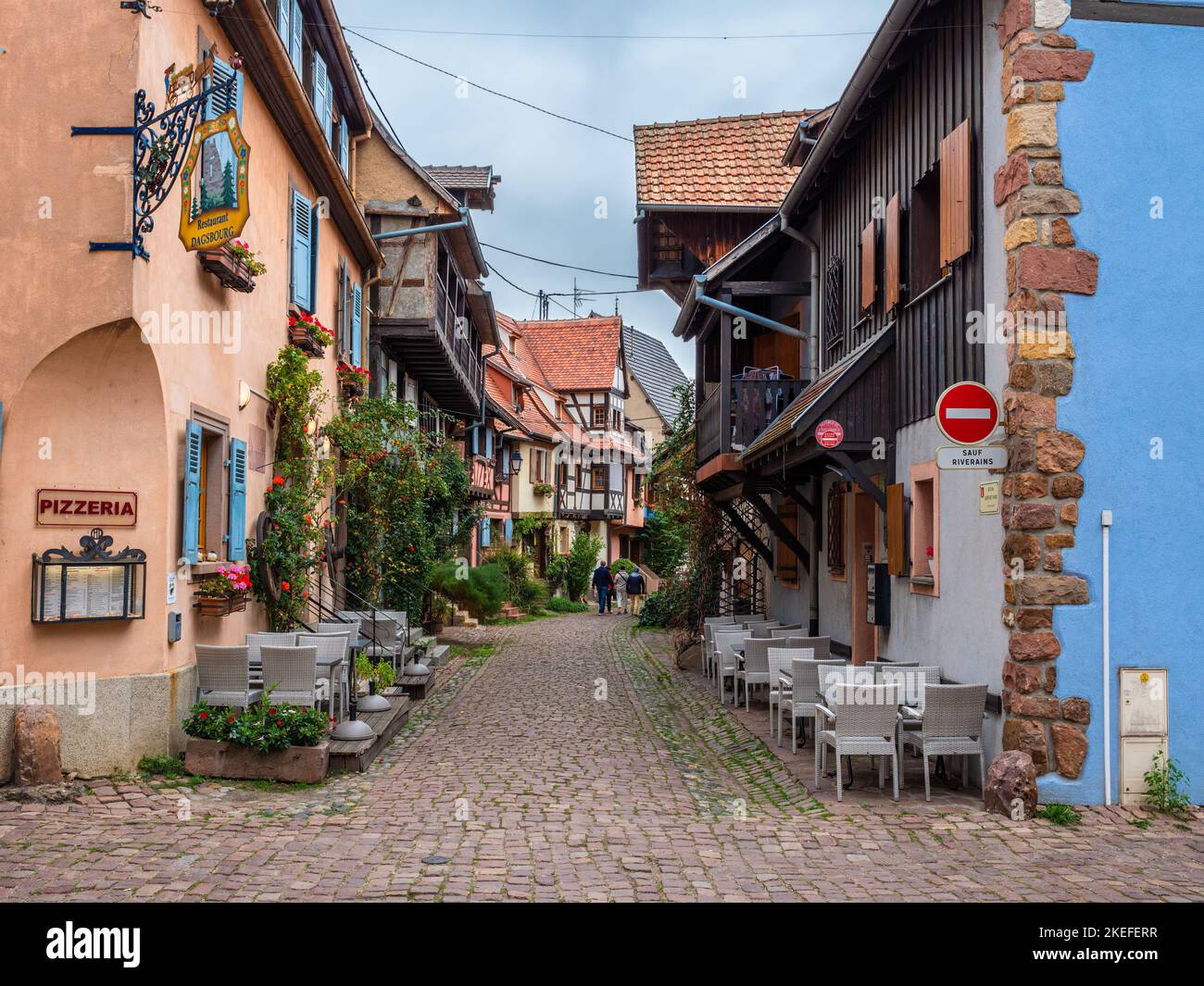 Eguisheim, Francia - 12 ottobre 2022: Case medievali tradizionali a Eguisheim in Alsazia lungo la strada del vino Foto Stock