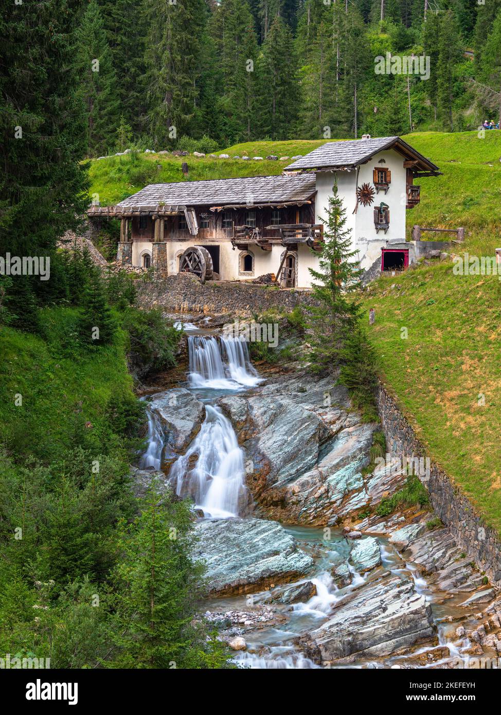 Sappada, Italia - 27 luglio 2022: Idilliaco mulino ad acqua abbandonato a Sappada, un villaggio alpino ai margini delle Dolomiti italiane Foto Stock