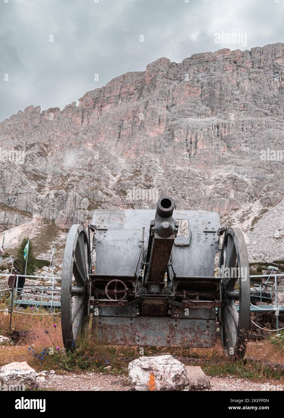 Un vecchio cannone militare della prima guerra mondiale sul valparola - Falzarego Foto Stock