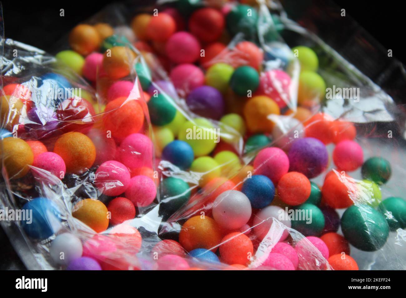 coloratissimo piccolo formato di sfere decorative termocollo in sacchetto di plastica Foto Stock