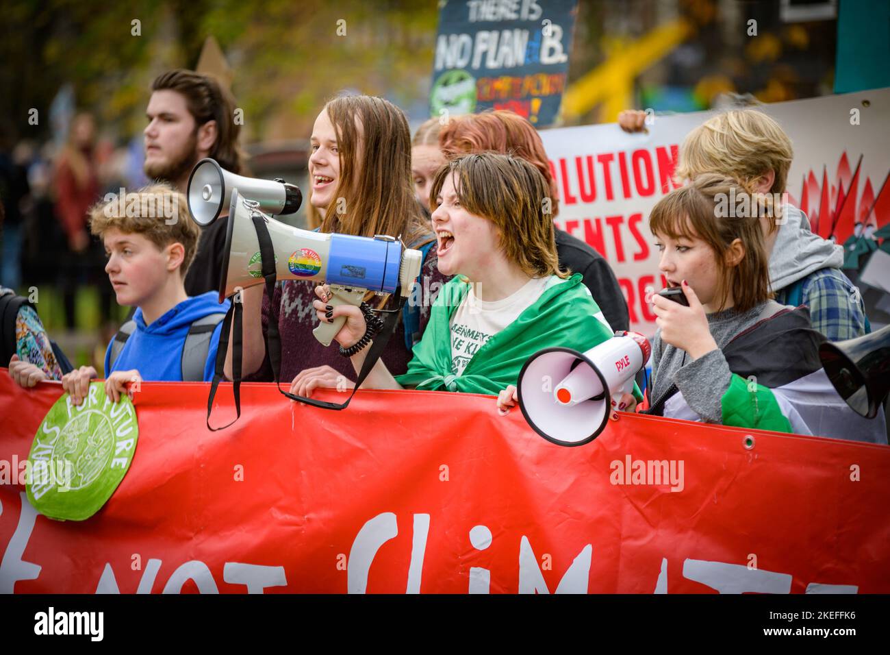 Manifestanti alla marcia della solidarietà di Edimburgo del COP27, che ha visto migliaia di partecipanti spostarsi in città da Piazza Sant’Andrea al Parlamento scozzese. La manifestazione è stata parte di una mobilitazione di massa in tutto il mondo, che ha messo migliaia di persone per le strade per chiedere la giustizia climatica in solidarietà con la Giornata mondiale d’azione convocata dai gruppi egiziani ai colloqui sul clima delle Nazioni Unite COP27. È stato organizzato dalla Coalizione di Edimburgo sul clima, Coalizione di Giustizia sul clima, Stop Climate Chaos Scotland, Friends of the Earth Scotland, Global Justice Now & Extinction Rebellion Scotland. Foto Stock