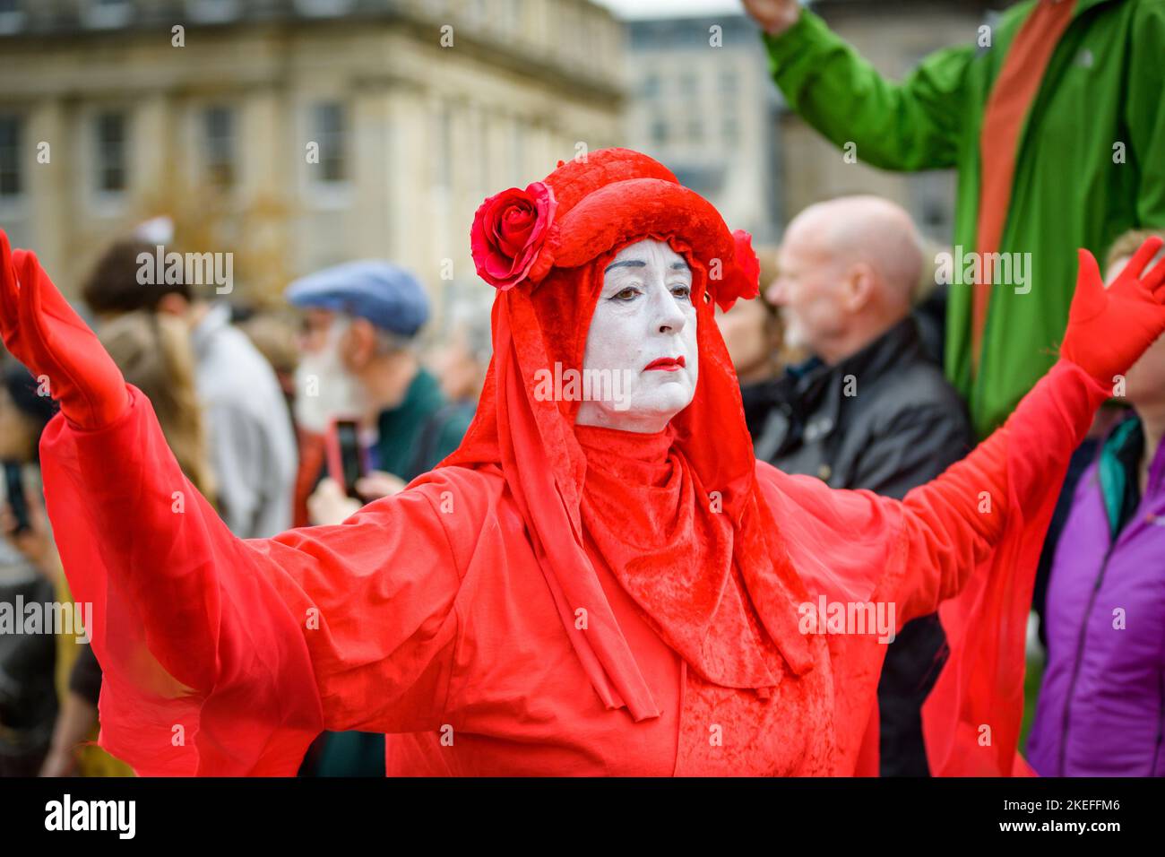 Manifestanti alla marcia della solidarietà di Edimburgo del COP27, che ha visto migliaia di partecipanti spostarsi in città da Piazza Sant’Andrea al Parlamento scozzese. La manifestazione è stata parte di una mobilitazione di massa in tutto il mondo, che ha messo migliaia di persone per le strade per chiedere la giustizia climatica in solidarietà con la Giornata mondiale d’azione convocata dai gruppi egiziani ai colloqui sul clima delle Nazioni Unite COP27. È stato organizzato dalla Coalizione di Edimburgo sul clima, Coalizione di Giustizia sul clima, Stop Climate Chaos Scotland, Friends of the Earth Scotland, Global Justice Now & Extinction Rebellion Scotland. Foto Stock