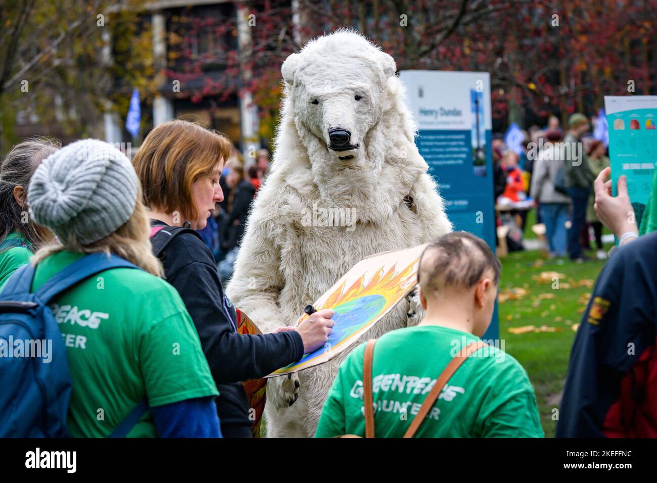 Manifestanti alla marcia della solidarietà di Edimburgo del COP27, che ha visto migliaia di partecipanti spostarsi in città da Piazza Sant’Andrea al Parlamento scozzese. La manifestazione è stata parte di una mobilitazione di massa in tutto il mondo, che ha messo migliaia di persone per le strade per chiedere la giustizia climatica in solidarietà con la Giornata mondiale d’azione convocata dai gruppi egiziani ai colloqui sul clima delle Nazioni Unite COP27. È stato organizzato dalla Coalizione di Edimburgo sul clima, Coalizione di Giustizia sul clima, Stop Climate Chaos Scotland, Friends of the Earth Scotland, Global Justice Now & Extinction Rebellion Scotland. Foto Stock