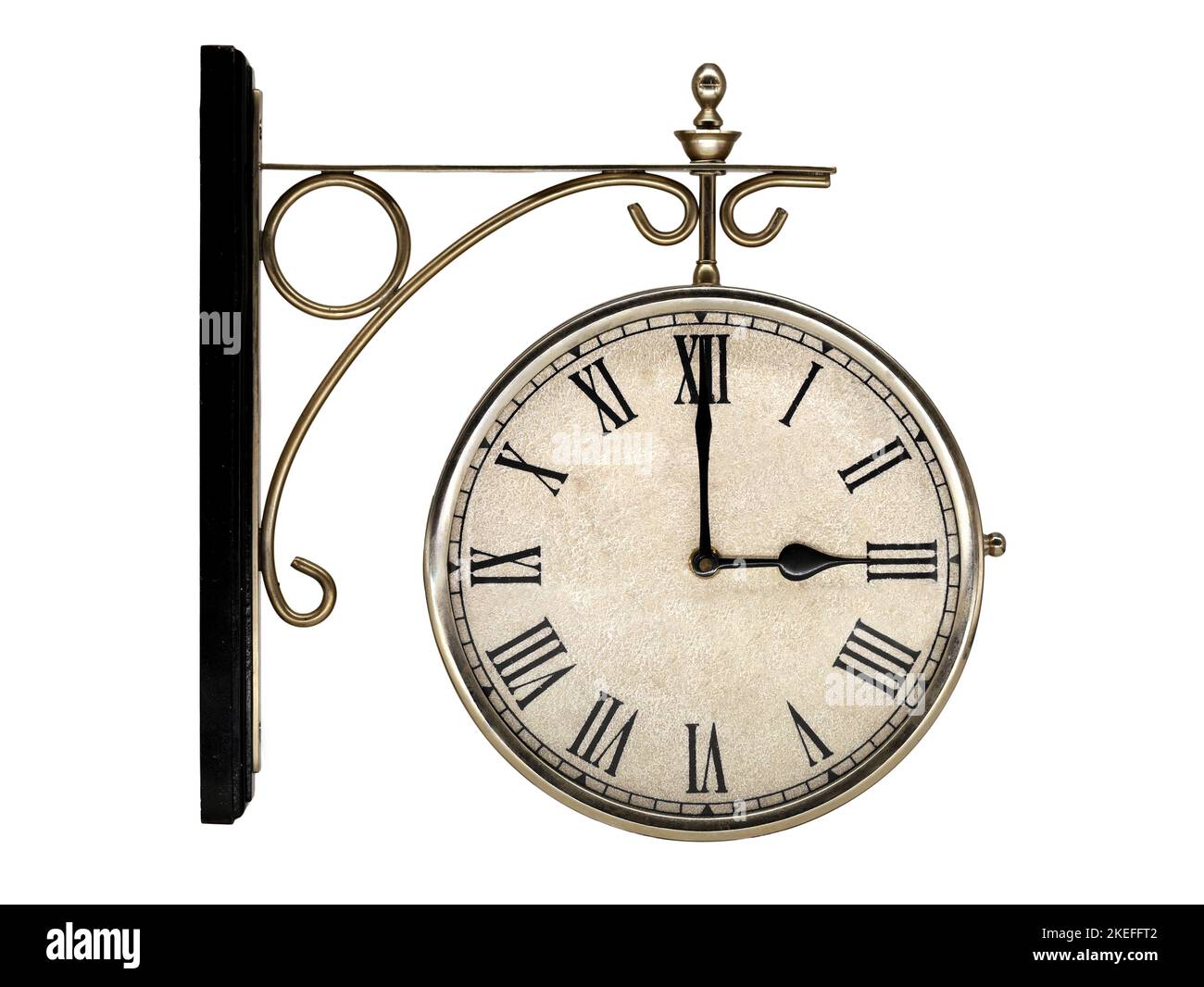 Orologio della vecchia stazione ferroviaria con numeri romani che mostrano le ore 3 isolato su sfondo bianco, ripresa in studio Foto Stock