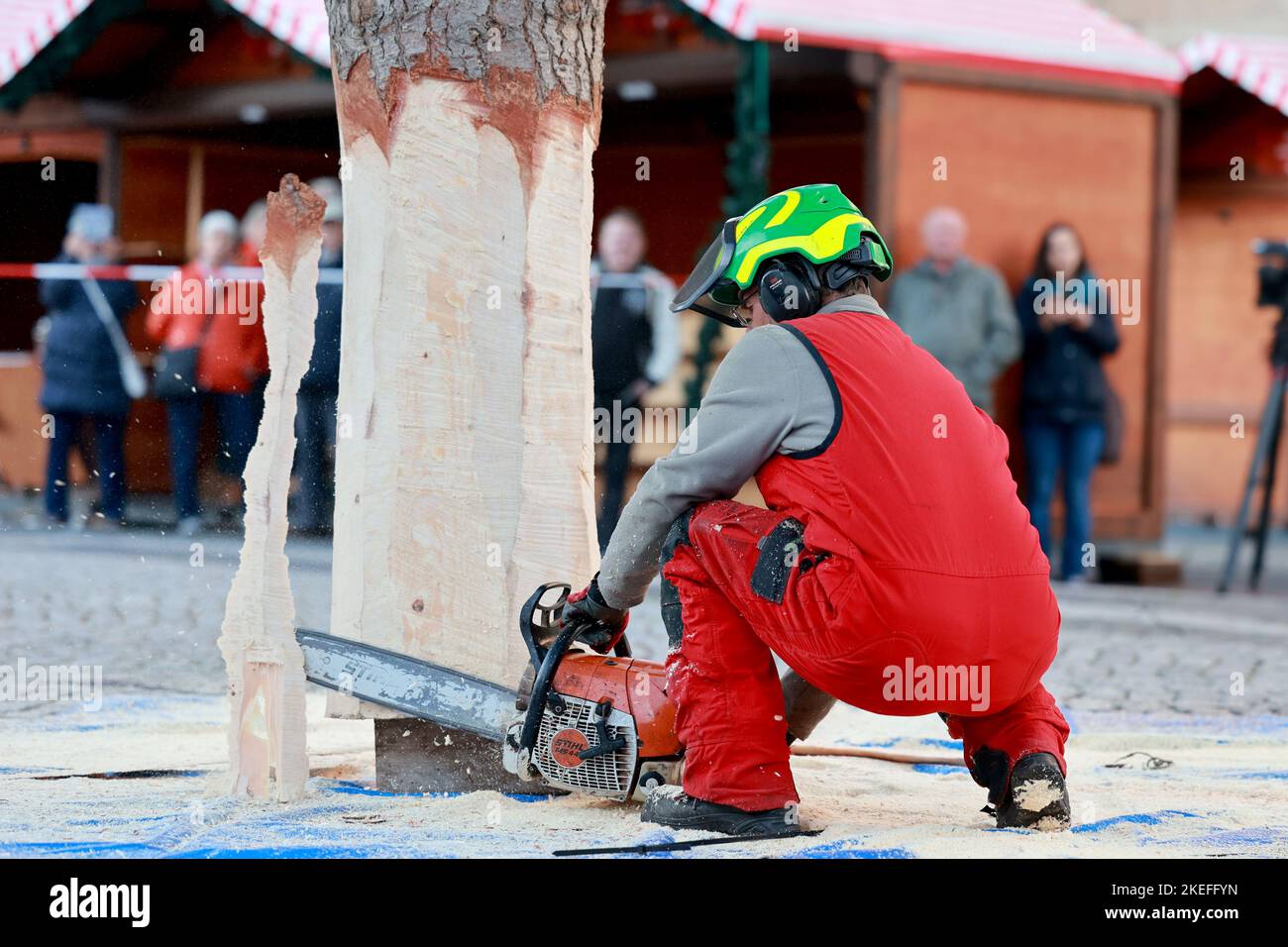 Magdeburgo, Germania. 12th Nov 2022. Un dipendente di una scuola di arboricoltura sega un abete rosso blu alto 46 anni e circa 16 metri sul mercato di Natale della capitale dello stato. L'abete sarà decorato con oltre 4000 lampade a LED nei prossimi giorni. Il mercatino di Natale di Magdeburgo apre il 21 novembre 2022. Credit: Peter Gercke/dpa-Zentralbild/dpa/Alamy Live News Foto Stock