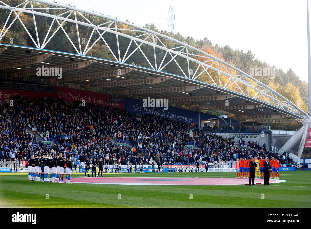 Un minuto di silenzio prima della partita del campionato Sky Bet allo stadio John Smith di Huddersfield. Data immagine: Sabato 12 novembre 2022. Foto Stock