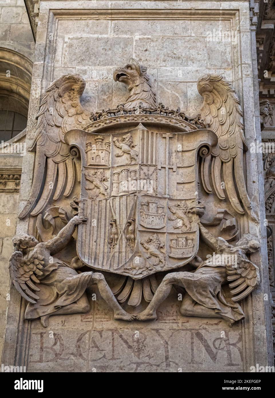 Uno scatto verticale dello stemma imperiale scolpito in pietra su una cattedrale di Granada, Spagna Foto Stock