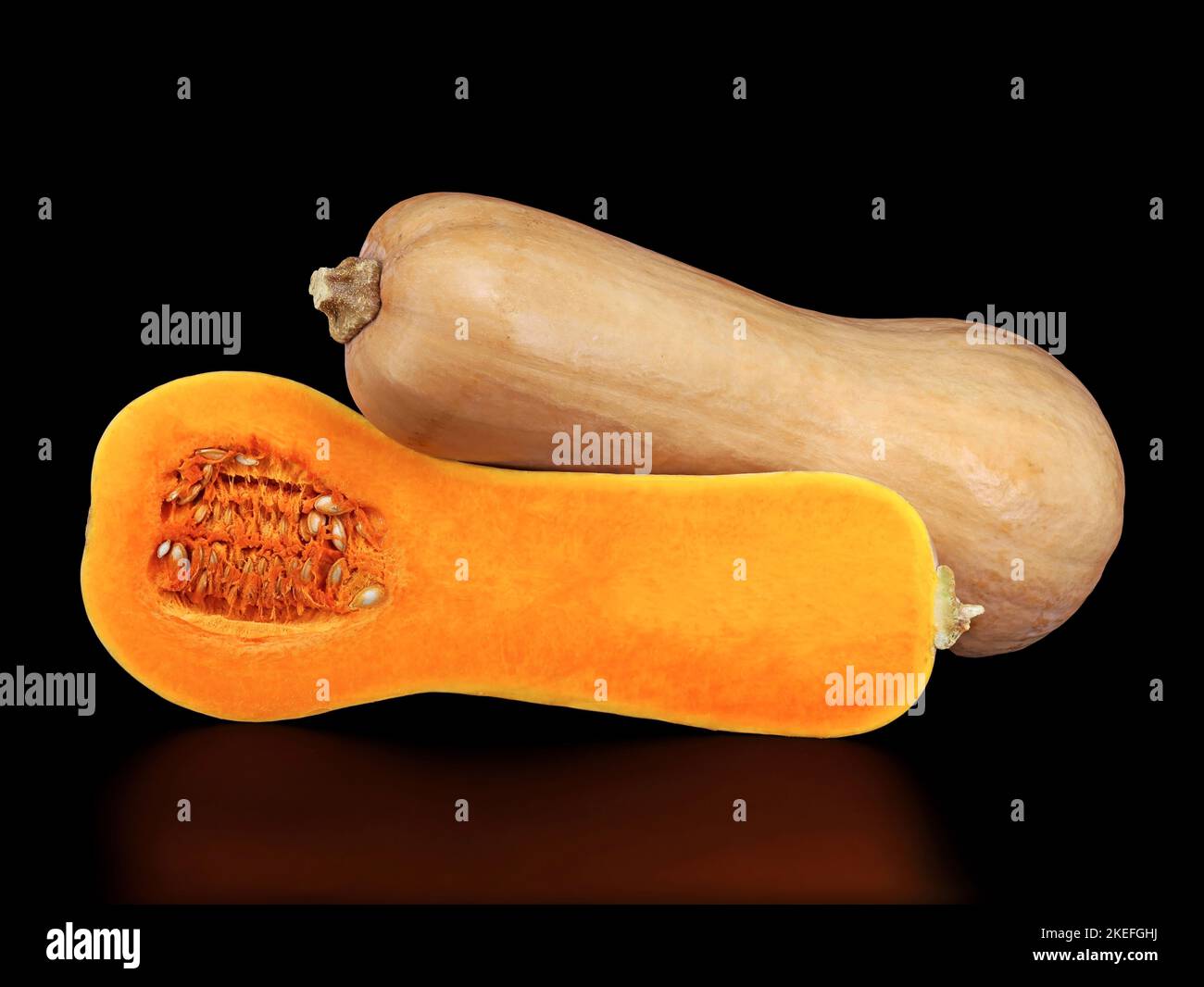 zucca di butternut dimezzata isolata su fondo nero, zucca sana e popolare con sapore di noce Foto Stock