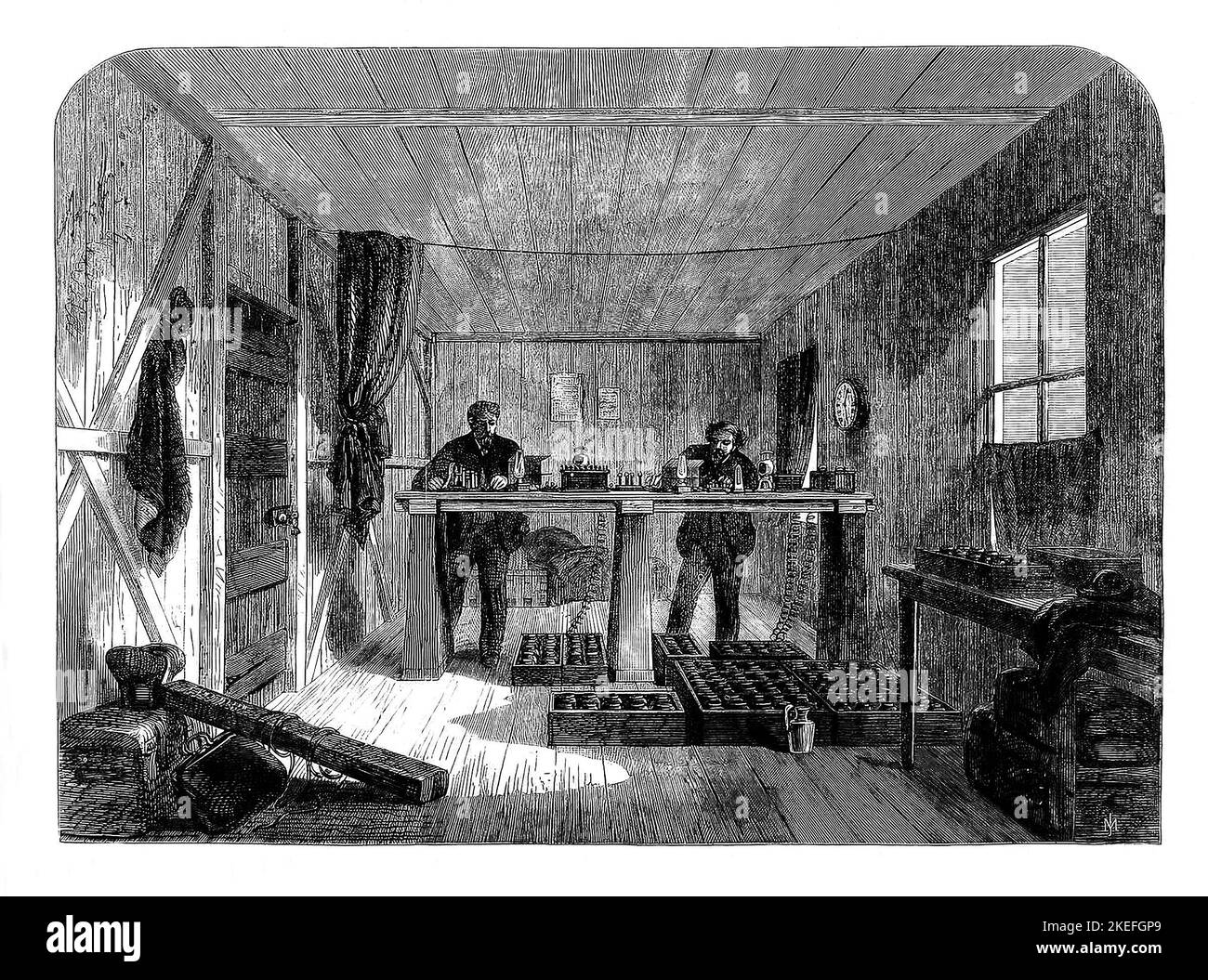 Lavoratori del 19th ° secolo che ricevono messaggi dal Grande Oriente nella sala degli strumenti a Telegraph House a Foilhommerum a Valencia, Contea di Kerry, Irlanda. Foto Stock