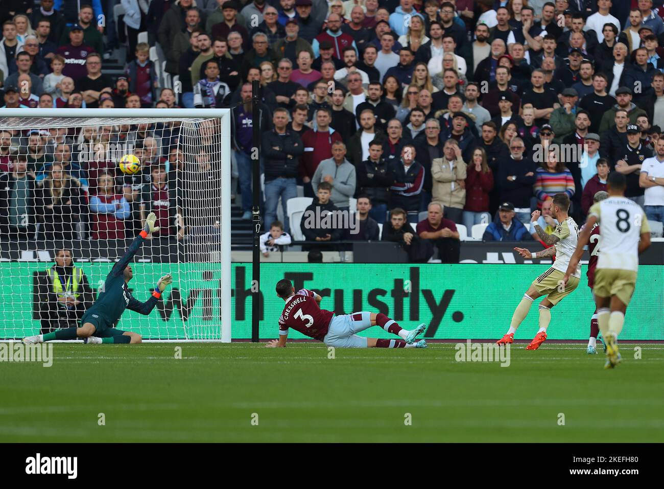 London Stadium, Londra, Regno Unito. 12th Nov 2022. Premiership Football, West Ham United contro Leicester City; James Maddison di Leicester City segna nel 8th minuto per 0-1. Credit: Action Plus Sports/Alamy Live News Foto Stock