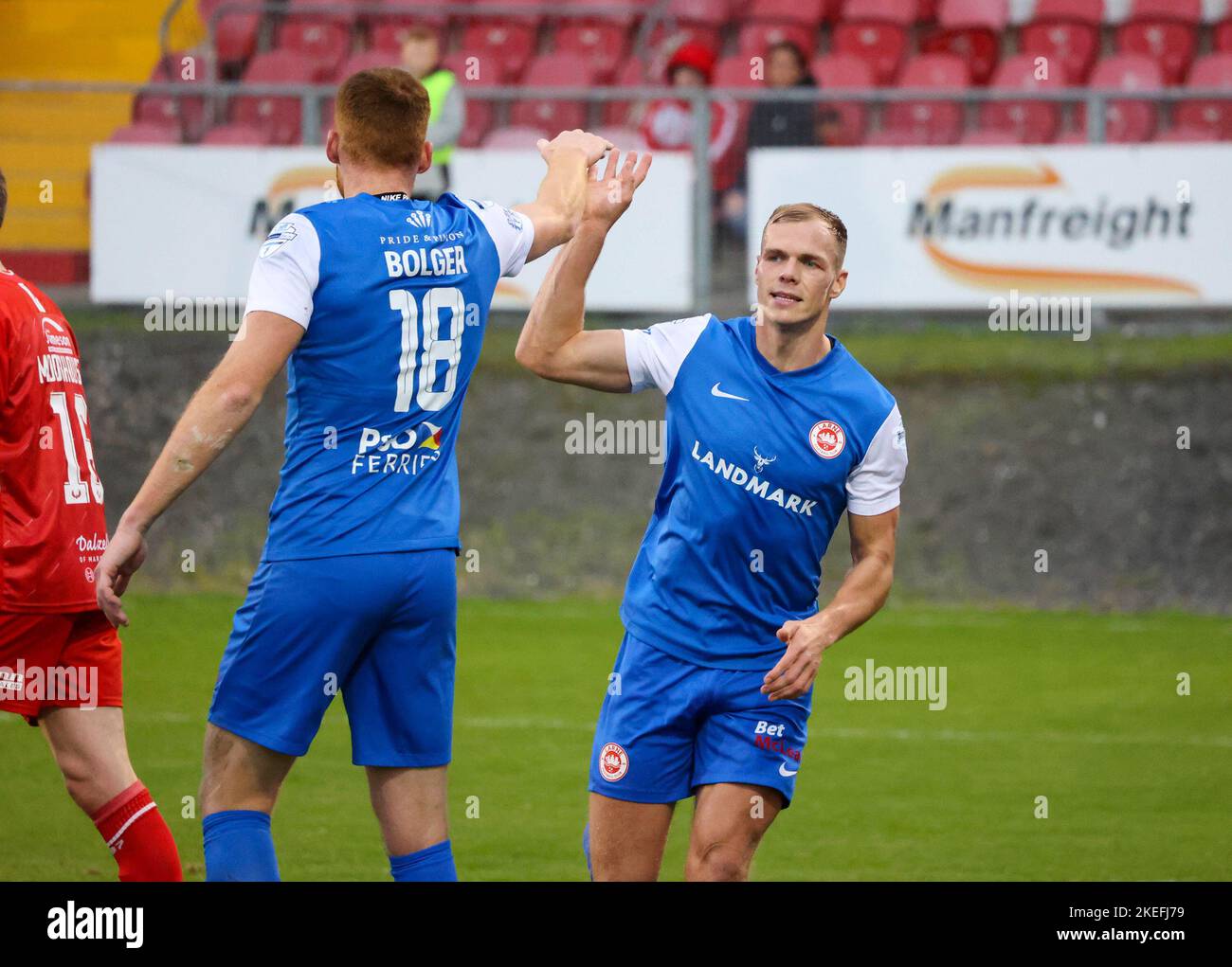 Shamrock Park, Portadown, County Armagh, Irlanda del Nord, Regno Unito. 12 Nov 2022. Danske Bank Premiership – Portadown / Larne. Azione dal gioco di oggi allo Shamrock Park (Portadown in rosso). Leroy Millar (21) celebra il suo obiettivo mentre Larne va 1-0 avanti. Credit: CAZIMB/Alamy Live News. Foto Stock